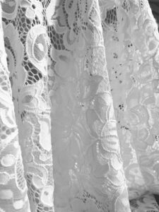 Čipka Bela Nota – tiha elegancija u savršenoj belini Ova elastična čipka u toploj, klasičnoj beloj nijansi nežno podseća na prve tonove ljubavne pesme – suptilna, čista i uvek sofisticirana.