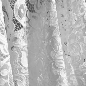 Čipka Bela Nota – tiha elegancija u savršenoj belini Ova elastična čipka u toploj, klasičnoj beloj nijansi nežno podseća na prve tonove ljubavne pesme – suptilna, čista i uvek sofisticirana.