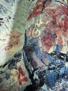 Čipka-Akvarelna Bajka - izgleda kao da je oslikana kistom – nežne ružičaste i plave nijanse, grančice poput tuševa na papiru, sve posuto diskretnim sjajem.