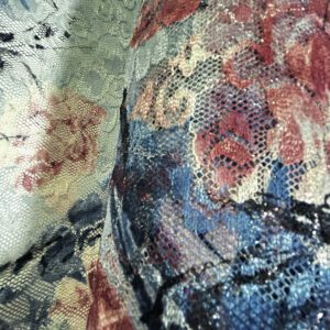 Čipka-Akvarelna Bajka - izgleda kao da je oslikana kistom – nežne ružičaste i plave nijanse, grančice poput tuševa na papiru, sve posuto diskretnim sjajem.