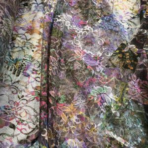 Šarena elastična čipka nežne teksture, u toplim i zemljanim bojama koje podsećaju na festivalske dane, umetničke duše i šetnje po letnjim pijacama…