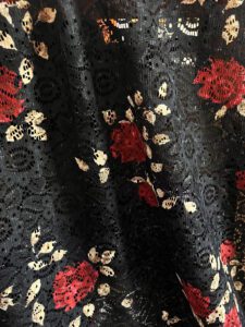 Čipka Crna Rapsodija – elegantna, misteriozna i sofisticirana crna čipka za haljine, detalje i večernje kreacije. Idealna za svečane projekte.