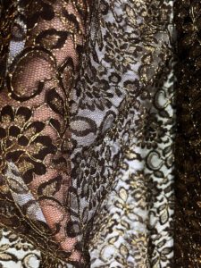 Čipka El Paso je luksuzna čipka u zlatasto-braon nijansi, sa bogatim cvetnim dezenom i prefinjenim sjajem.