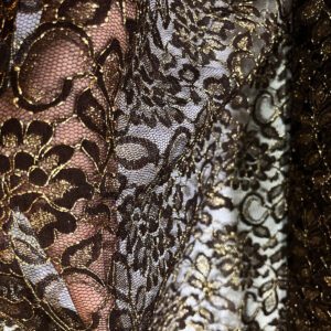 Čipka El Paso je luksuzna čipka u zlatasto-braon nijansi, sa bogatim cvetnim dezenom i prefinjenim sjajem.