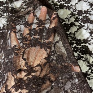 Čipka-Mystère Marron - Ova braon elastična čipka je mekana, prozračna i prijatna na koži. Prava je čarolija za kreacije koje traže eleganciju i stil.