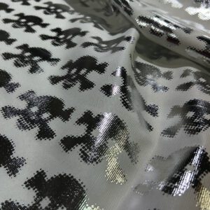 Keper Silver Bones – sjajna keper tkanina sa srebrno-crnim motivima lobanja