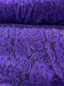 Ljubičasta elastična čipka bogatog floralnog dezena – savršena za haljine, tunike,kostime ali i za upečatljive suknje, detalje na bluzi, svečane ogrtače ili modne dodatke poput šalova koji ostavljaju utisak!