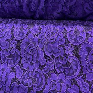 Ljubičasta elastična čipka bogatog floralnog dezena – savršena za haljine, tunike,kostime ali i za upečatljive suknje, detalje na bluzi, svečane ogrtače ili modne dodatke poput šalova koji ostavljaju utisak!