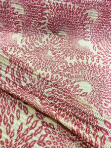 mrežasta tkanina u crvenim tonovima