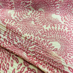 mrežasta tkanina u crvenim tonovima