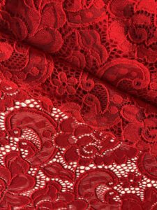 Elastična čipka u zavodljivoj tamno crvenoj nijansi koja podseća na rubin – dragocen i upečatljiv. Ova čipka je blago deblja, mekana i postojana, savršena za krojeve koji traže i oblik i dramu.