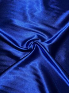 Saten Midnight Elegance – tamna, elegantna i svilenkasto glatka tkanina. Idealna za večernje haljine, posteljine i luksuzne dekoracije.