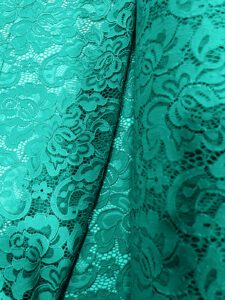 Elastična čipka u prelepoj svetlo tirkiznoj nijansi koja podseća na letnje more i prvi jutarnji zrak na obali. Blago deblja, rastegljiva i prijatna na dodir – Tirkizni Talas je materijal koji jednostavno zrači pozitivom i elegancijom.