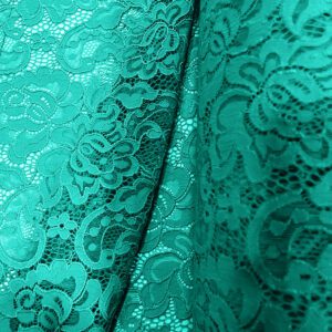 Elastična čipka u prelepoj svetlo tirkiznoj nijansi koja podseća na letnje more i prvi jutarnji zrak na obali. Blago deblja, rastegljiva i prijatna na dodir – Tirkizni Talas je materijal koji jednostavno zrači pozitivom i elegancijom.