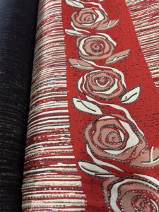 Shiny Rose je dekorativni viskozni žersej sa cvetnim printom i svetlucavim detaljima