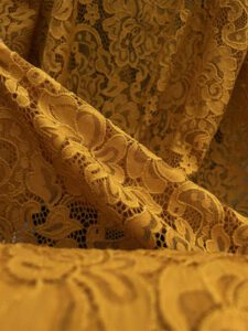 Čipka-Zlatna Sjena - Topla, elastična čipka Zlatna Sjena u boji svetlog okera – negde između zlatne, senf i svetlo braon nijanse.