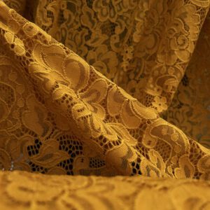 Čipka-Zlatna Sjena - Topla, elastična čipka Zlatna Sjena u boji svetlog okera – negde između zlatne, senf i svetlo braon nijanse.