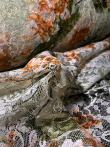 jesenja čipka sa cvetnim uzorkom