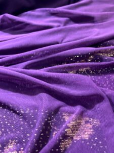 mrežasta tkanina u ljubičastoj boji