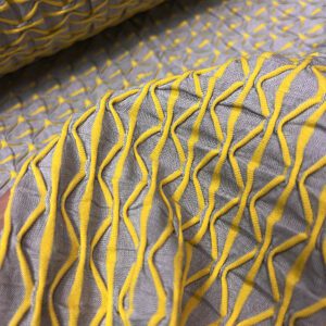 žuta geometrijska tkanina