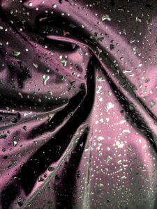 bordo tkanina sa šarenim detaljima