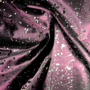 bordo tkanina sa šarenim detaljima