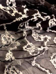 crna tkanina sa belim detaljima