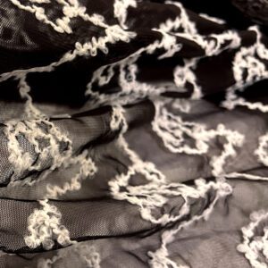 crna tkanina sa belim detaljima
