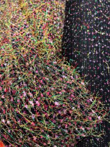 trikotaža electric garden- Šašav, razigran i potpuno van okvira — ovaj materijal je kao eksplozija konaca na crnoj pozadini!