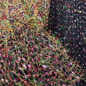 trikotaža electric garden- Šašav, razigran i potpuno van okvira — ovaj materijal je kao eksplozija konaca na crnoj pozadini!