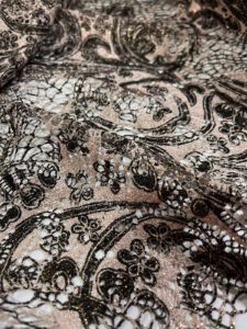 čipka sa cvetnim uzorkom