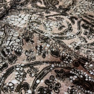 čipka sa cvetnim uzorkom