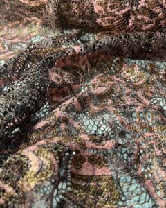 čipka u roze i zlatnim tonovima