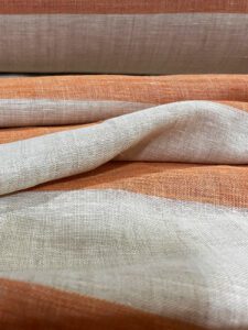 tkanina u narandžastim i belim prugama