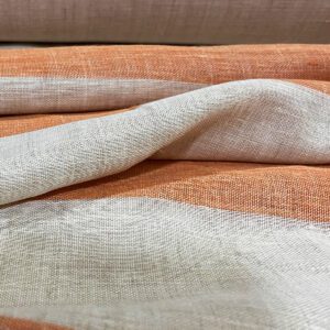 tkanina u narandžastim i belim prugama