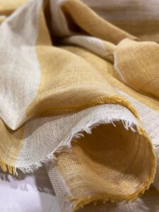 tkanina u žutoj i beloj boji