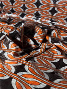 tkanina sa uzorkom u narandžastoj i crnoj boji