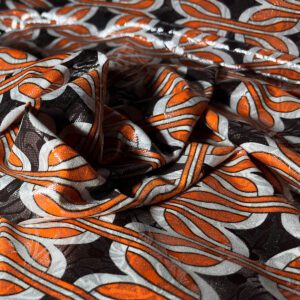 tkanina sa uzorkom u narandžastoj i crnoj boji