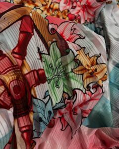 šarena tkanina sa cvetnim motivima