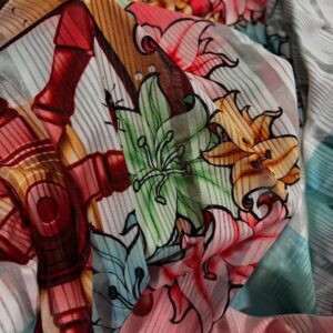 šarena tkanina sa cvetnim motivima