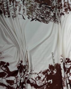 tkanina sa motivom u smešnim tonovima