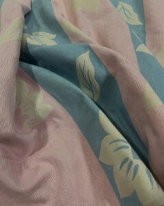 tkanina sa cvetnim motivima