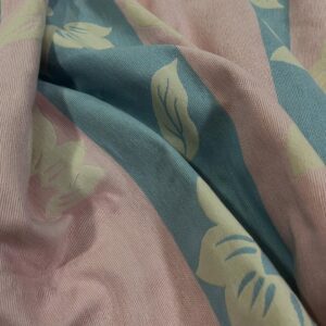 tkanina sa cvetnim motivima