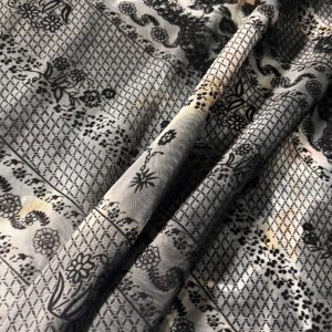 tkanina sa cvetnim uzorkom