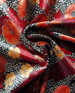 plisirana tkanina sa cvetnim uzorkom