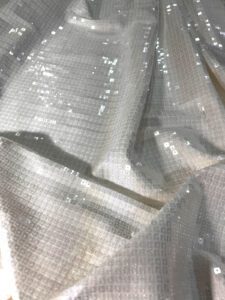 Tkanina sa šljokicama u krem boji