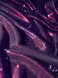 magenta šljokice na tkanini