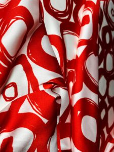 crvena svila sa apstraktnim šarama