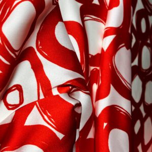 crvena svila sa apstraktnim šarama