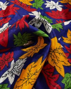 šarena tkanina sa motivima lišća